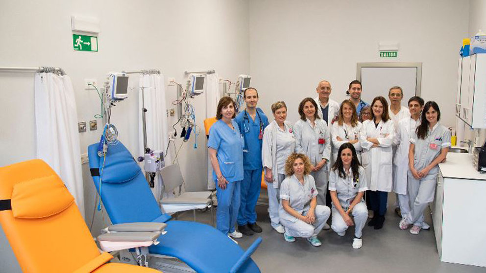 El equipo de la Unidad de IC con Jesús Berjón y Fernando Olaz en el nuevo Hospital de Día. GOBIERNO DE NAVARRA