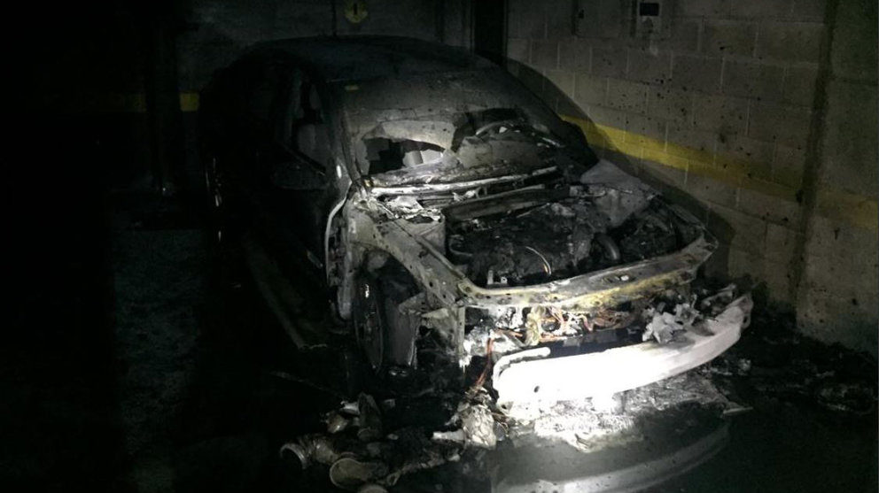 Estado del coche incendidado en un garaje en Sangüesa. BOMBEROS DE NAVARRA