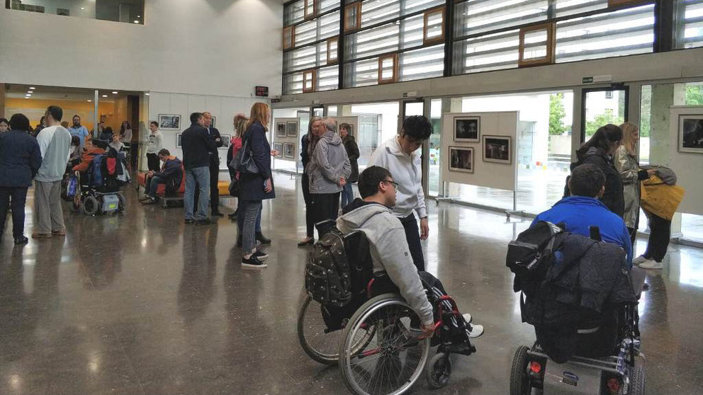 Varias personas visitan la exposición 'Tal día como hoy' en Civican para visibilizar la parálisis cerebral. FUNDACIÓN CAJA NAVARRA