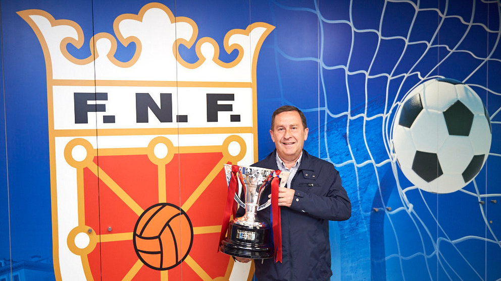 La Federación Navarra de Fútbol expone en su sede la Copa que acredita a Osasuna como campeón de Segunda División, y que le entregará Rafa del Amo, presidente de la FNF, el sábado al término del partido contra el Real Oviedo. MIGUEL OSES