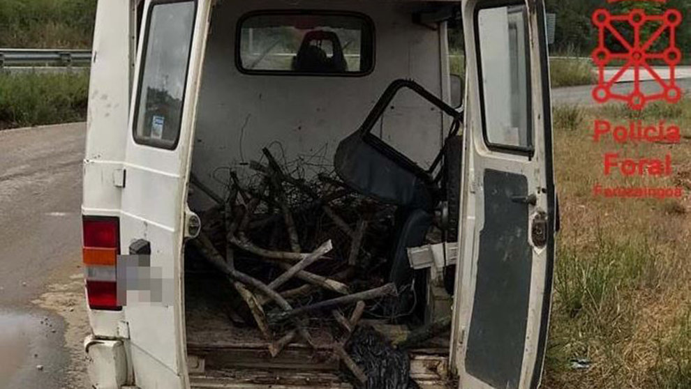 La furgoneta que utilizaban para robar postes de hierro y alambres POLICÍA FORAL