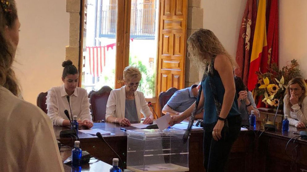 La concejala de Bildu, votando a favor del PSN en Viana