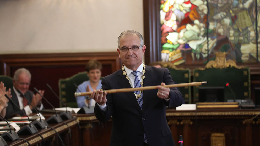 Enrique Maya, con la vara de mando, elegido nuevo alcalde de Pamplona.