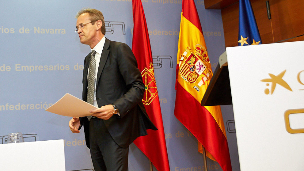 El presidente de CaixaBank, Jordi Gual, imparte la conferencia 'Perspectivas económicas y financieras' en la CEN. IÑIGO ALZUGARAY