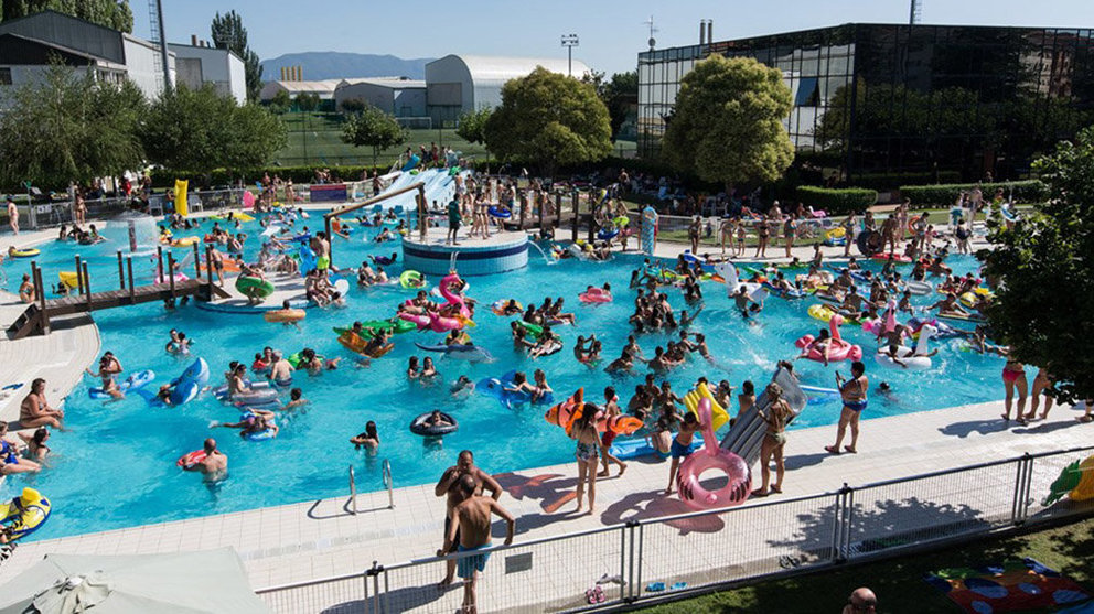 Gran ambiente festivo en las piscinas del club Oberena de Pamplona. Web Oberena.