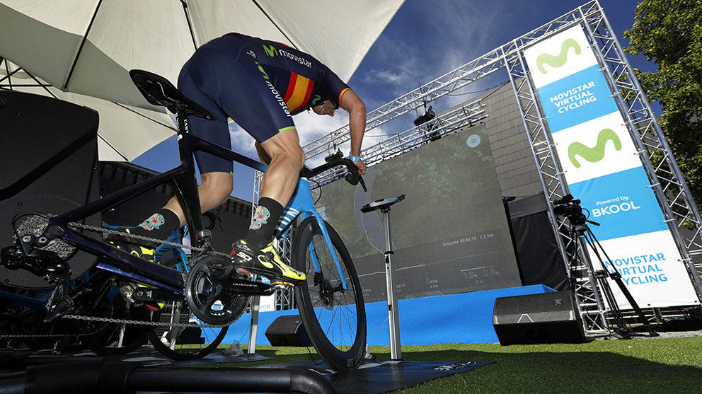 Un participante pedalea en un simulador durante la segunda prueba Endurence de Movistar Virtual Cycling del campeonato del mundo con bicicleta y rodillo con tecnología Bkool que se celebra este sábado en Pamplona. EFE/Villar López.
