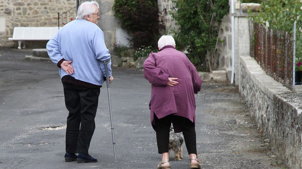 Dos personas mayores paseando por la calle ARCHIVO