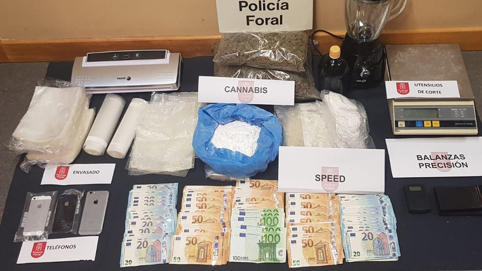 Imagen de la droga, utensilios y dinero incautados por la Policía Foral en Tudela POLICÍA FORAL