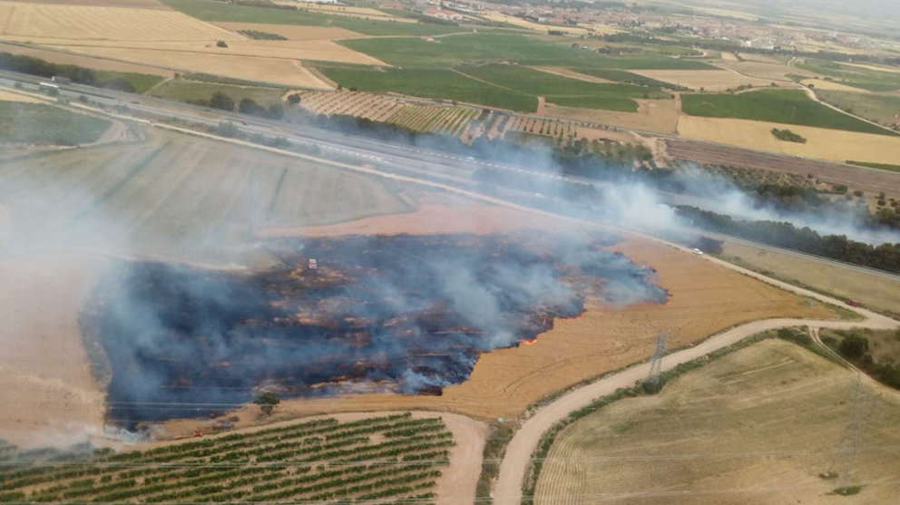 Imagen del incendio forestal que los bomberos han sofocado con medios aéreos y terrestres en Olite, cerca del kilómetro 46 la autopista AP15 BOMBEROS DE NAVARRA