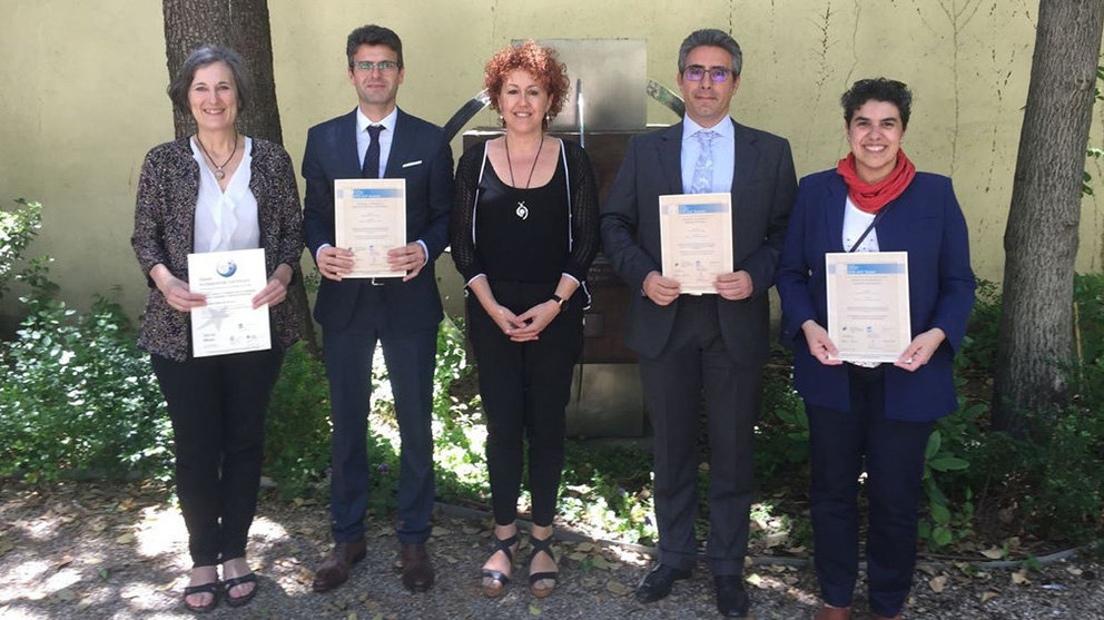 Representantes de las UPNA, con los certificados de los sellos internacionales de calidad CEDIDA