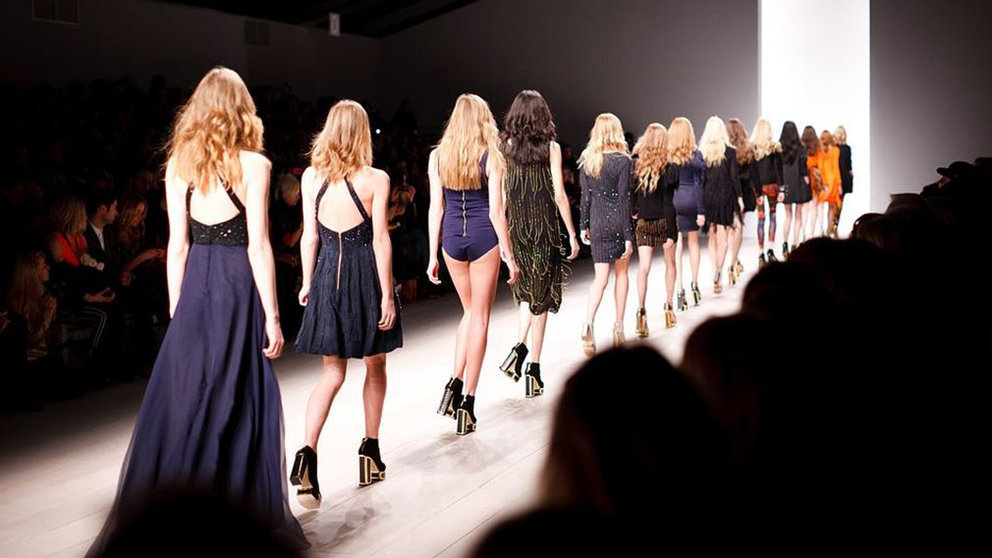 Varias modelos caminando por una pasarela de moda ARCHIVO