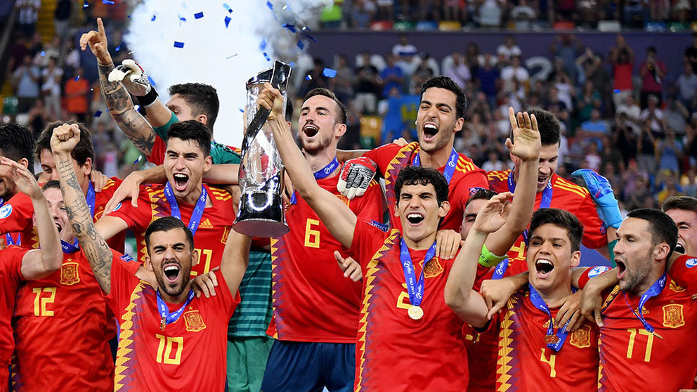 El pamplonés Mikel Merino celebra junto a sus compañeros de selección española el título de campeón de Europa Sub-21 conquistado en Italia frente a Alemania. ALBERTO LINGRIA / REUTERS