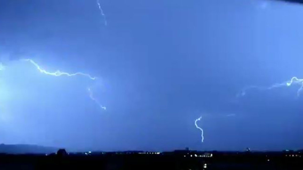 Capturas de la tormenta eléctrica que ha sorprendido de noche a los vecinos de la Cuenca de Pamplona TWITTER4
