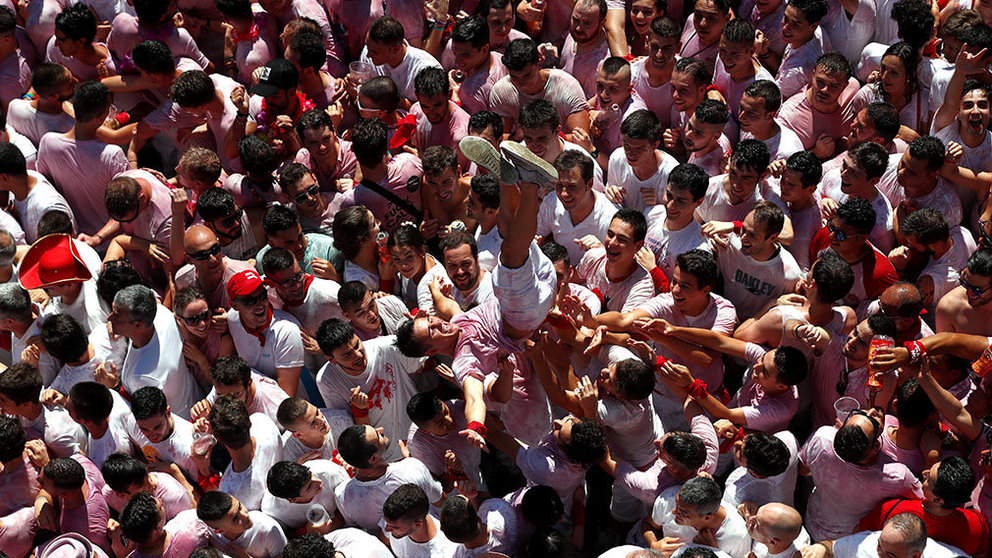 Pamplona celebra ya sus Sanfermines tras el tradicional Chupinazo desde la Plaza Consistorial. AFP / REUTERS