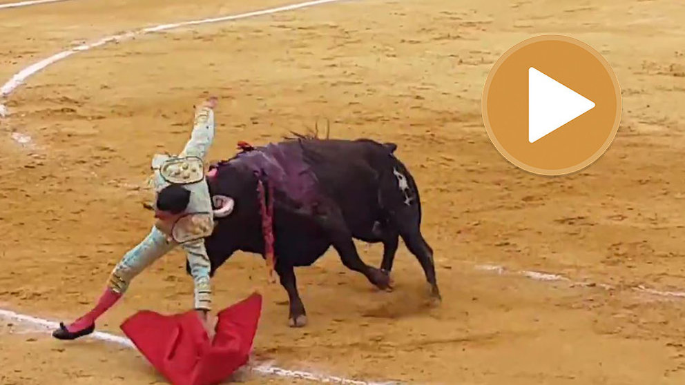 El diestro Octavio Chacón es prendido al entrar a matar su primer toro en la Feria del Ángel de Teruel Foto TWITTER Aibabur 1