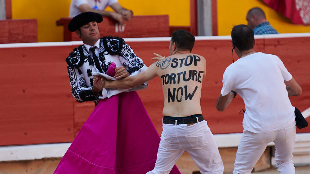 Un activista antitaurino trata de boicotear la faena de Pablo Hermoso de Mendoza en la corrida de rejones de los Sanfermines. PABLO LASAOSA
