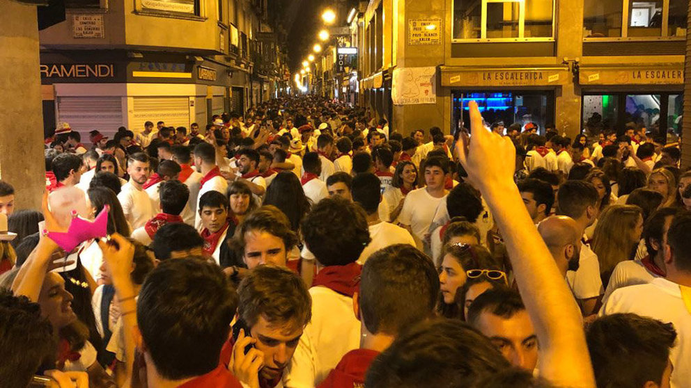 Cientos de personas en la primera noche de Sanfermines en la calle San Nicolás. POLICÍA FORAL