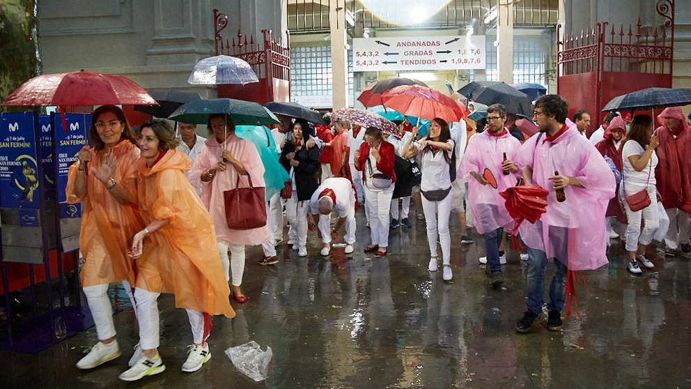 Salida de la Plaza de Toros de Pamplona tras anunciarse la suspensión de la segunda corrida de los Sanfermines 2019 debido a la lluvia. IÑIGO ALZUGARAY