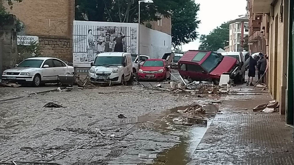 Tafalla amanece con decenas de coches volcados por la riada y muchos daños materiales en sus calles (1)