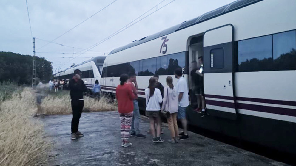 El tren detenido antes de entrar en Tafalla debido a la gran tormenta de agua. ARCHIVO