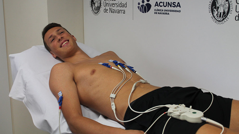 Los jugadores rojillos, en este caso Jorge Herrando, durante las pruebas médicas. Foto CUN.