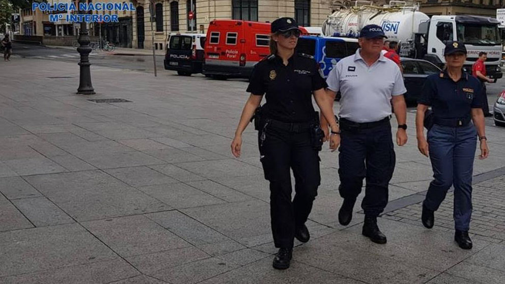 Agentes de la Policía Nacional patrullando por Pamplona durante los Sanfermines POLICÍA NACIONAL
