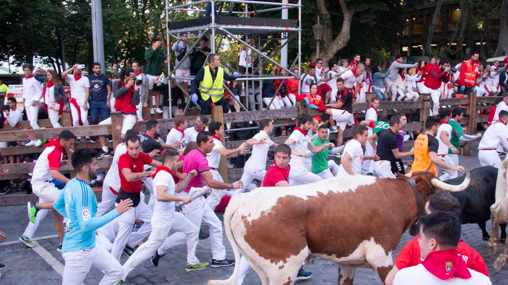 Cuarto encierro de San Fermín 2019 con toros de Jandilla en el tramo de telefónica, Pamplona. . NOEMÍ VERA  (1)