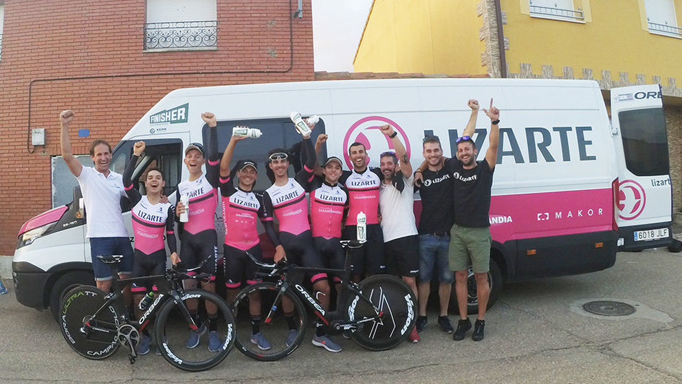 El equipo navarro Lizarte celebra su victoria en la Vuelta a Zamora. Cedida.