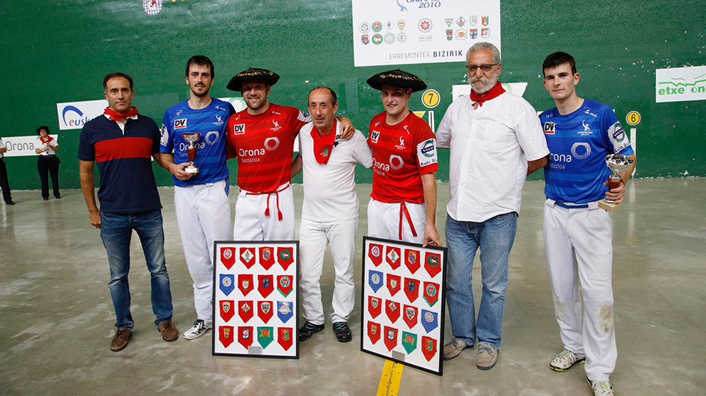 Los cuatro remontistas posan con sus trofeos tras la final. Maialen Andrés.