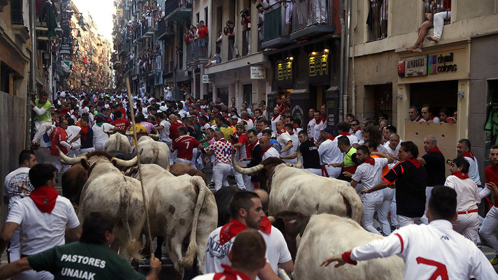 Los toros de la ganadería de Núñez del Cuvillo, de Vejer de la Frontera (Cádiz), a su paso por la curva de la calle Mercaderes, durante el sexto encierro de los Sanfermines 2019.- EFE/Javier Lizón