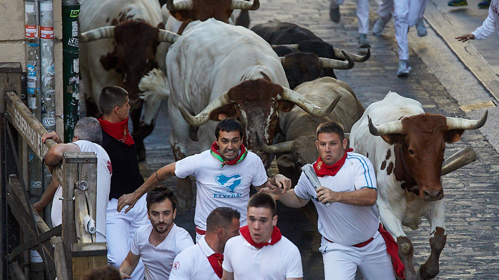 Sexto encierro de los Sanfermines de 2019 con la ganadería de Núnez del Cuvillo en el tramo de Santo Domingo y la Plaza del Ayuntamiento. IÑIGO ALZUGARAY