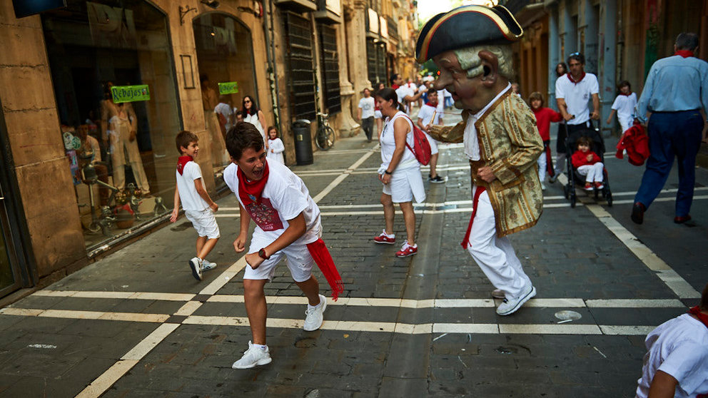 La comparsa de gigantes y cabezudos recorre las calles de Pamplona en el séptimo día de las fiestas de San Fermín 2019. MIGUEL OSÉS