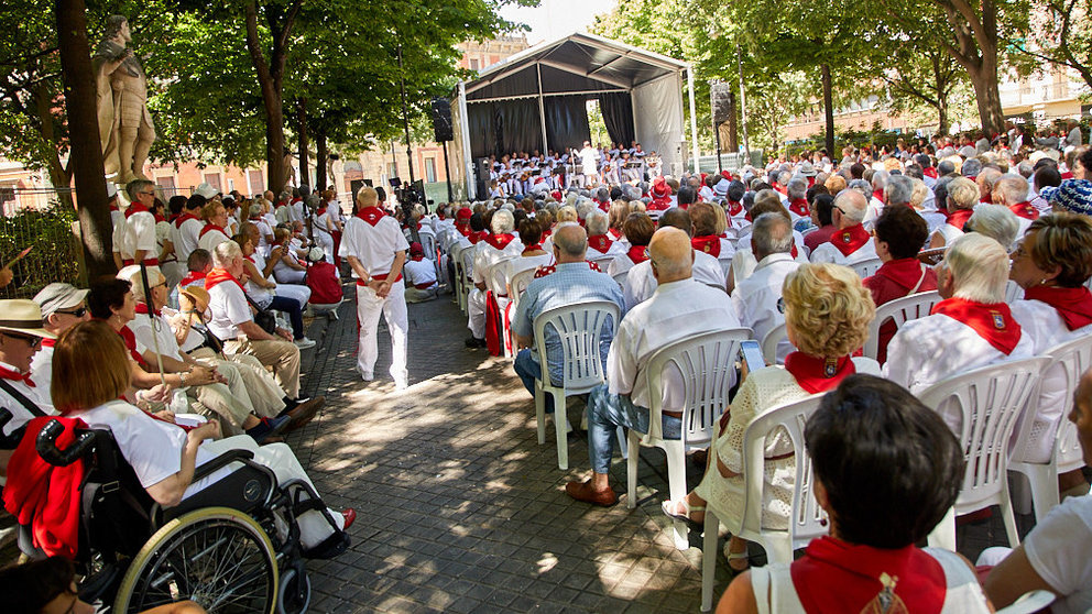 Recital de Jotas en el Paseo Sarasate de Pamplona con motivo del Día de las Personas Mayores en los Sanfermines 2019. IÑIGO ALZUGARAY