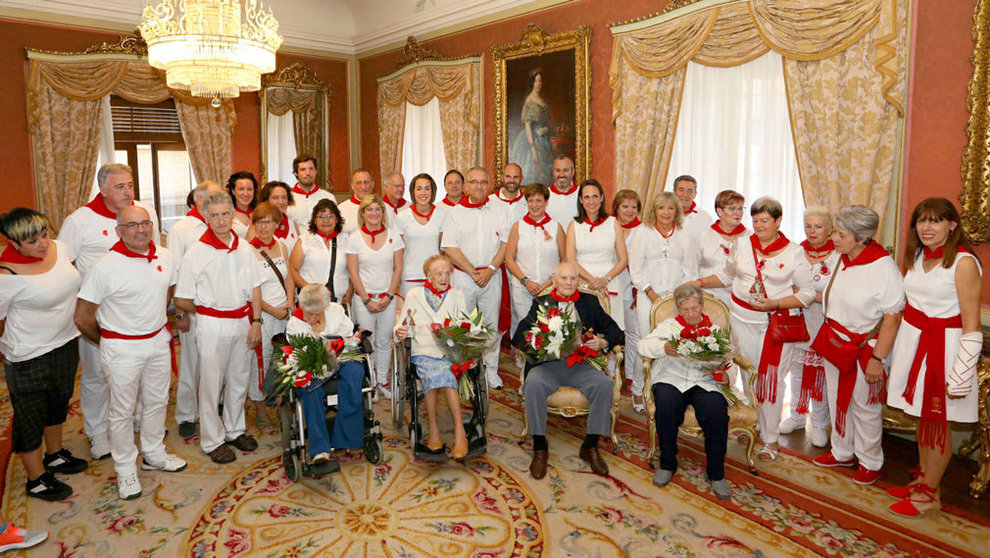 La Corporación municipal con las mujeres centenarias homenajeadas durante este día centrado en los mayores. AYUNTAMIENTO DE PAMPLONA