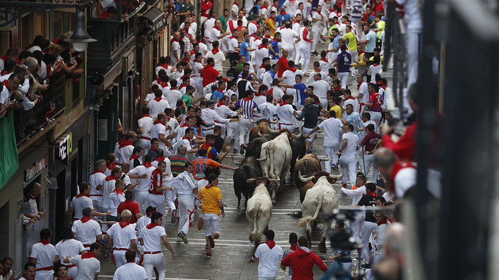 Los toros de la ganadería de La Palmosilla, de Tarifa (Cádiz), a su paso por la calle de Mercaderes, durante el séptimo encierro de los Sanfermines 2019.- EFE/Javier Lizón