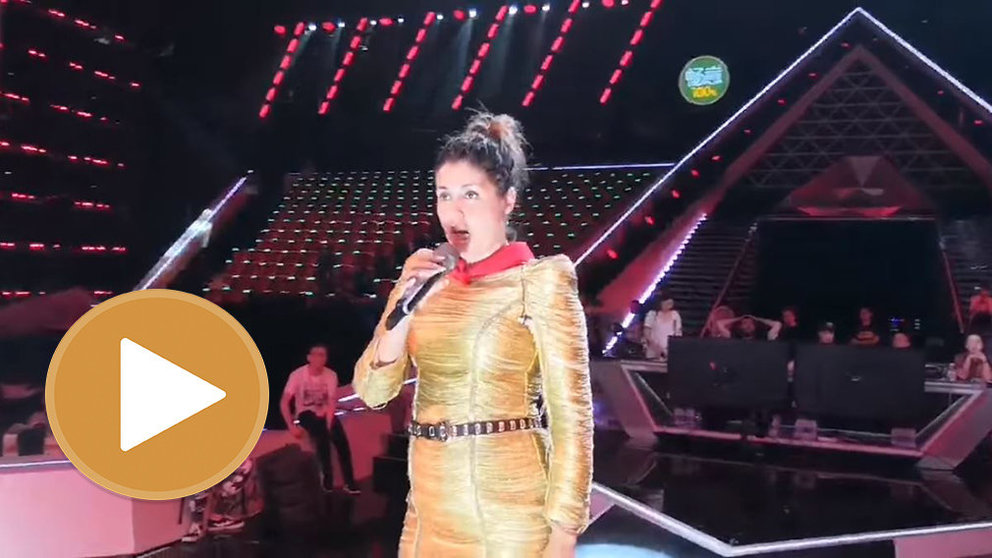 Cristina Ramos canta, con el pañuelo anudado al cuello, la jota Qué hizo a San Fermín llorar en el plató de Worlds Got Talent en China, donde ha competido en la gran final FACEBOOK1