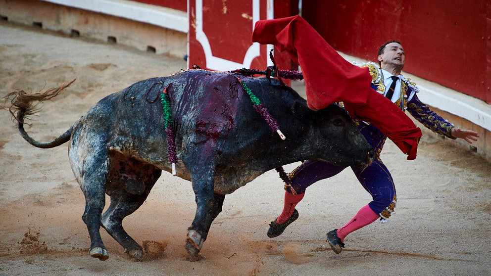Rafaelillo sufre una cogida en su segundo toro de la última corrida de los Sanfermines de 2019 con la ganadería de Miura. MIGUEL OSÉS