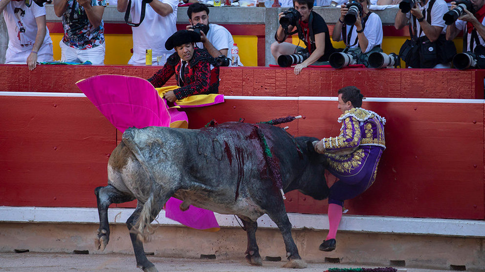 Rafaelillo, prendido y lanzado contra las tablas en la corrida de Miura para cerrar la Feria del Toro. EFE/EPA/JIM HOLLANDER