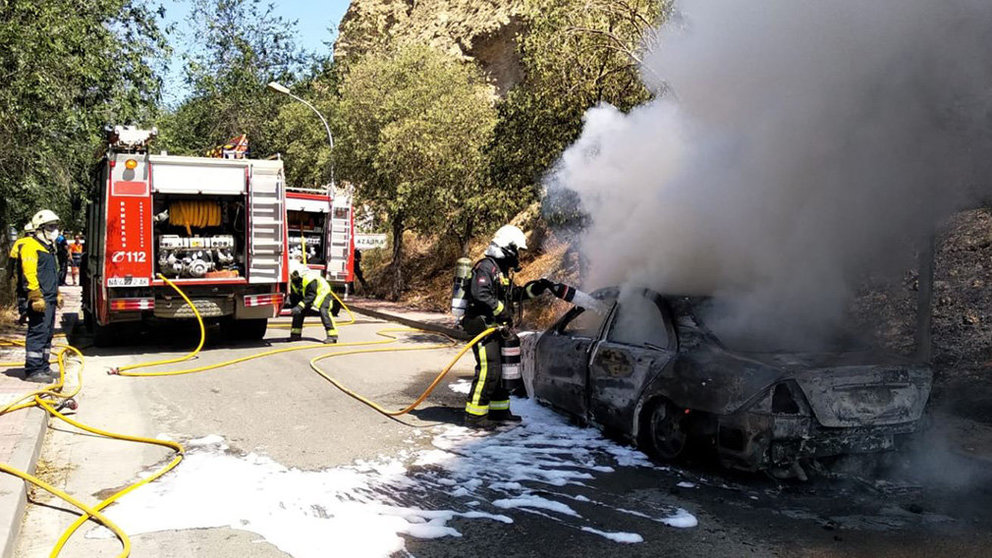 Imagen del coche incendiado a la entrada de Azagra que ha sido sofocado por los bomberos BOMBEROS DE NAVARRA