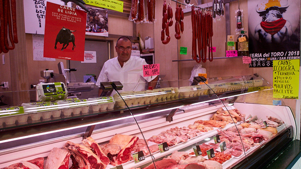 Carnicería 'Manolo y Encarna' en el Mercado de Santo Domingo de Pamplona. IÑIGO ALZUGARAY