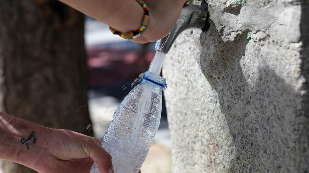 Una persona llena una botella de agua para combatir el calor JESÚS HELLÍN EUROPA PRESS