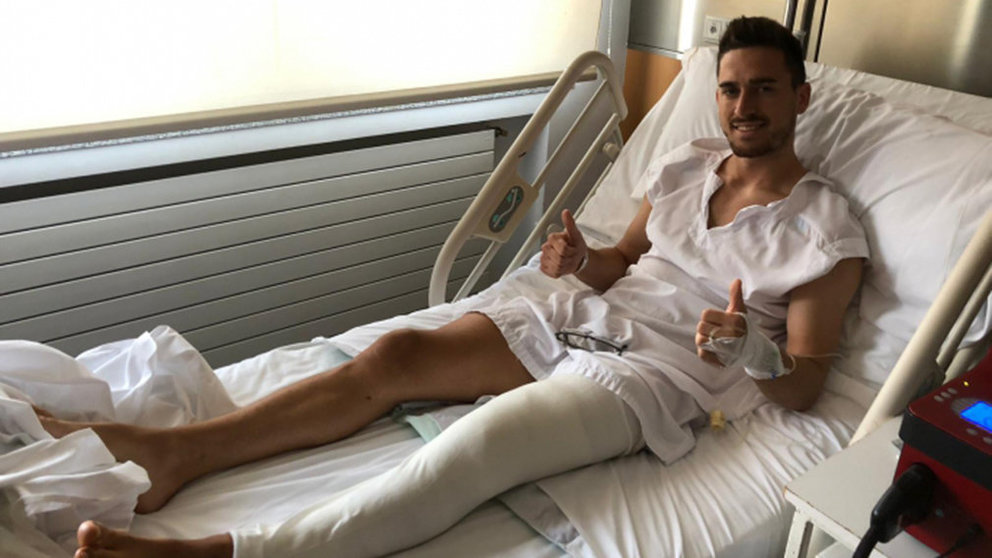Kike Barja en la Clínica Universidad de Navarra después de ser operado de la ruptura del ligamento cruzado anterior de la rodilla izquierda. OSASUNA