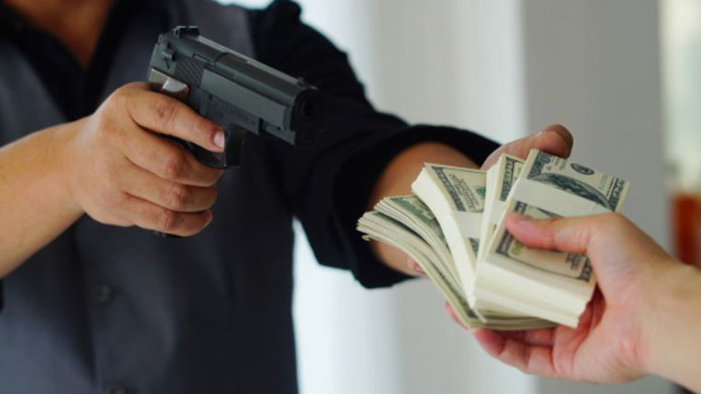 Un atracador roba varios billetes de dinero ARCHIVO