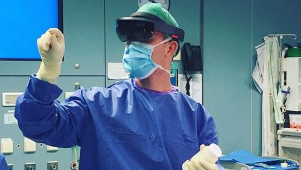 El estudiante, con las gafas de realidad aumentada, durante la operación UPNA