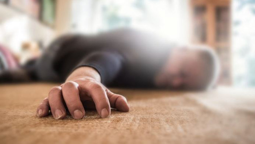 Imagen de una persona tendida en el suelo tras desmayarse ARCHIVO