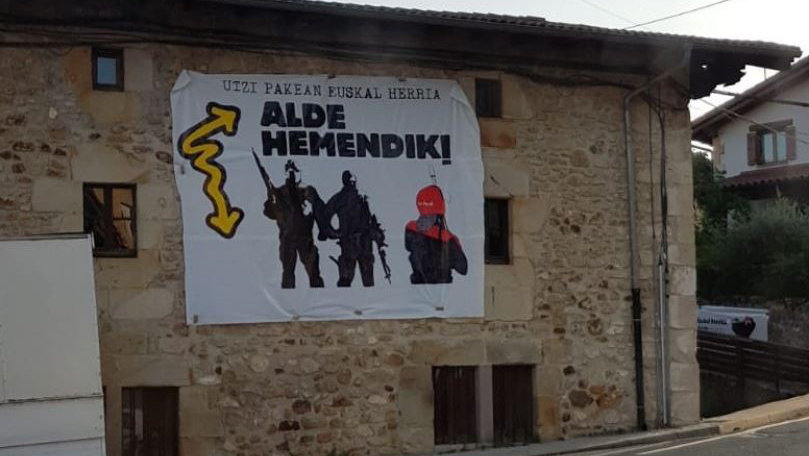Pancarta de la campaña Alde Hemendik en Bacáicoa (Navarra). COVITE