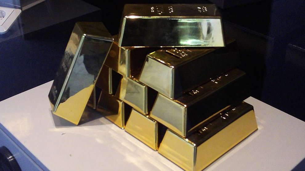 Imagen de archivo de varios lingotes de oro sobre una caja fuerte ARCHIVO