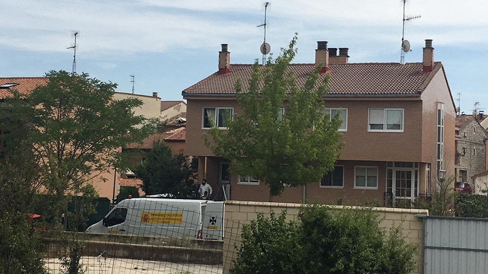 Domicilio donde se han hallado los cadáveres del matrimonio fallecido y del hijo de 29 años herido en Villagonzalo (Burgos). EUROPA PRESS