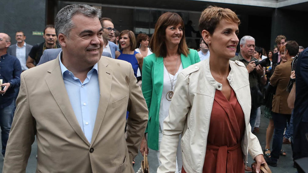Idoia Medía, en la investidura de María Chivite junto a Santos Cerdán. DAVID DOMENCH - Europa Press
