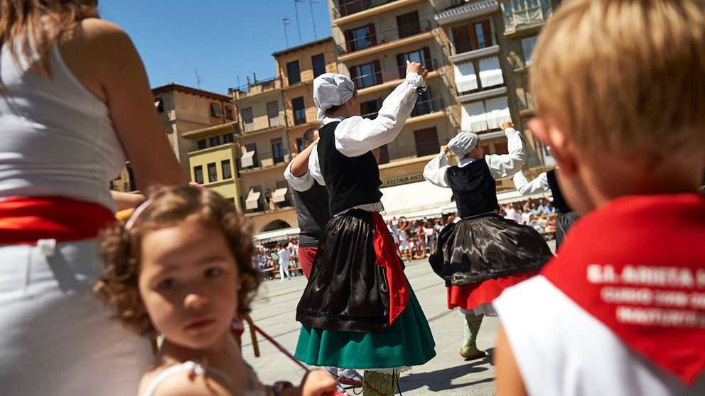 Baile de la Era en la Plaza de los Fueros de Estella tras el chupinazo de comienzo de las fiestas. MIGUEL OSÉS